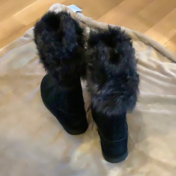 UGG Boots - Picture 2 of 8